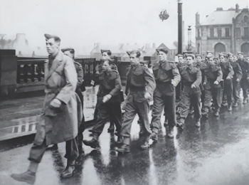 Army Cadet Force on Cadzow Bridge c.1941 (image courtesy of Mr John Baird, Hamilton)