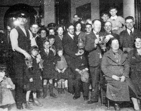 Gas mask demonstration at Rutherglen Town Hall – 1939