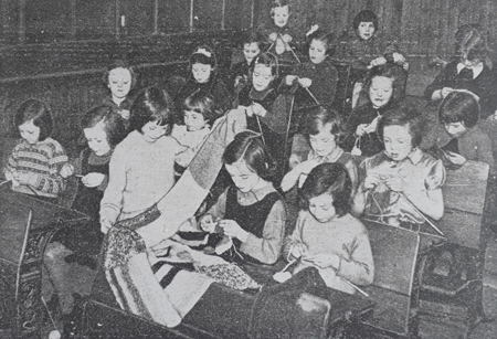 Children at Woodside School, Hamilton, knitting for the war effort (image courtesy of the Hamilton Advertiser – February 1940)
